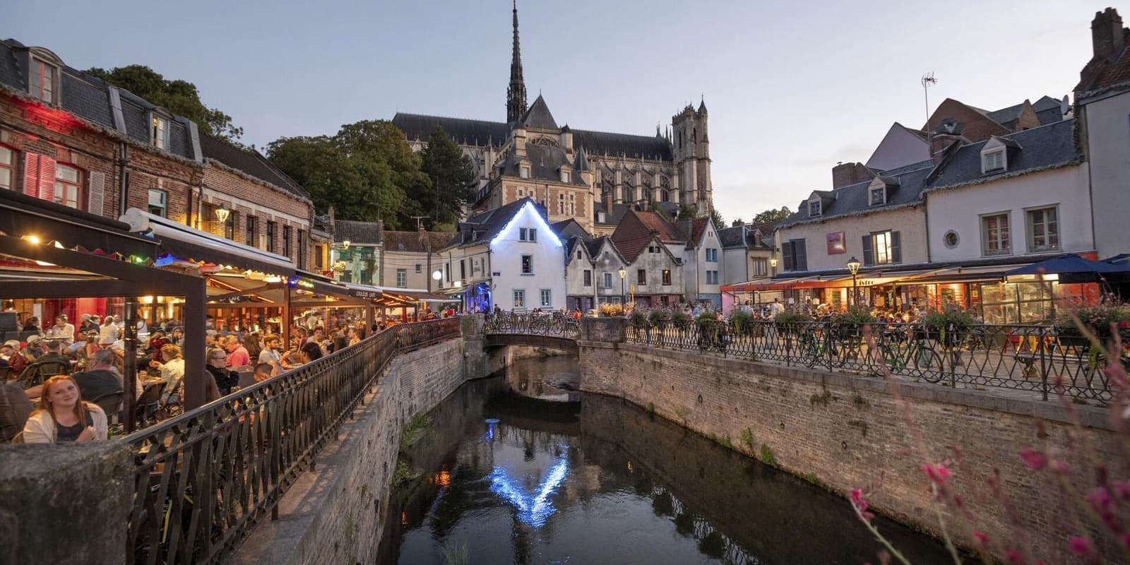Le quartier Saint-Leu au bord de l'eau, avec la cathédrale d'Amiens en arrière-plan