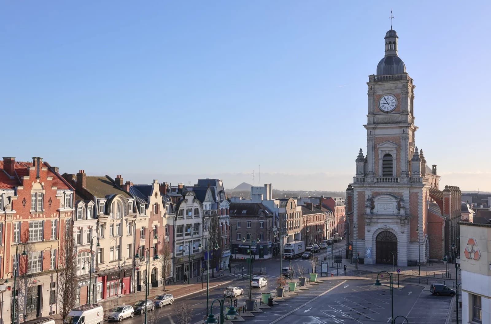 Place du centre-ville de Lens et sa tour à horloge