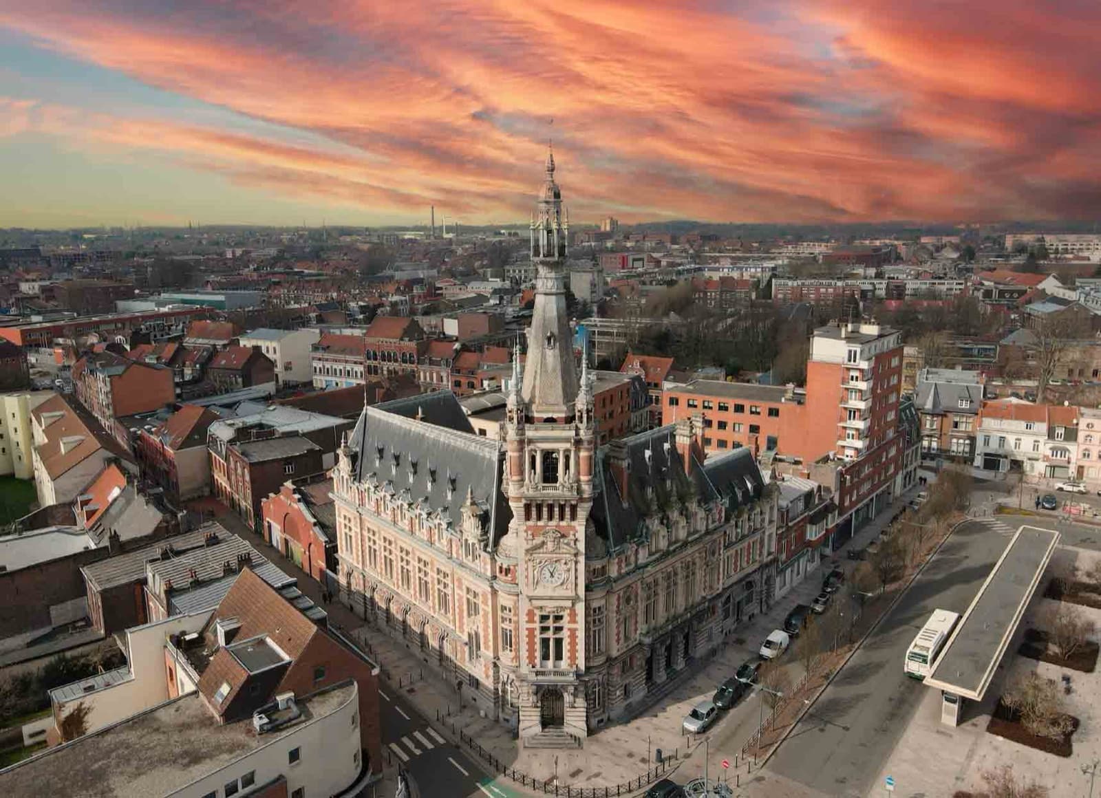 Vue aérienne du centre de Tourcoing au coucher du soleil