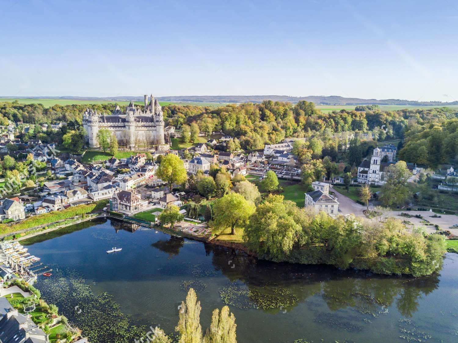 Vue aérienne d'un château et d'un étang entourés de forêt, dans le Compiégnois
