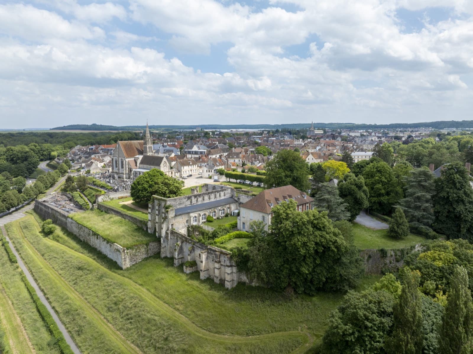 Vue aérienne de Crépy-en-Valois, entre remparts et verdure