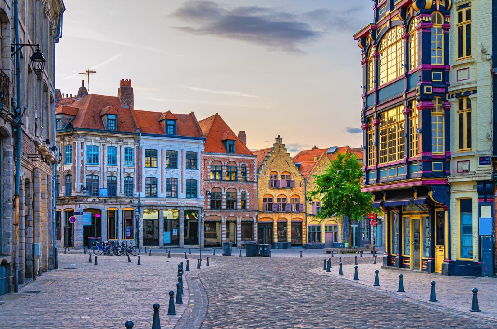 Façades colorées et pavés d'une place de Lille