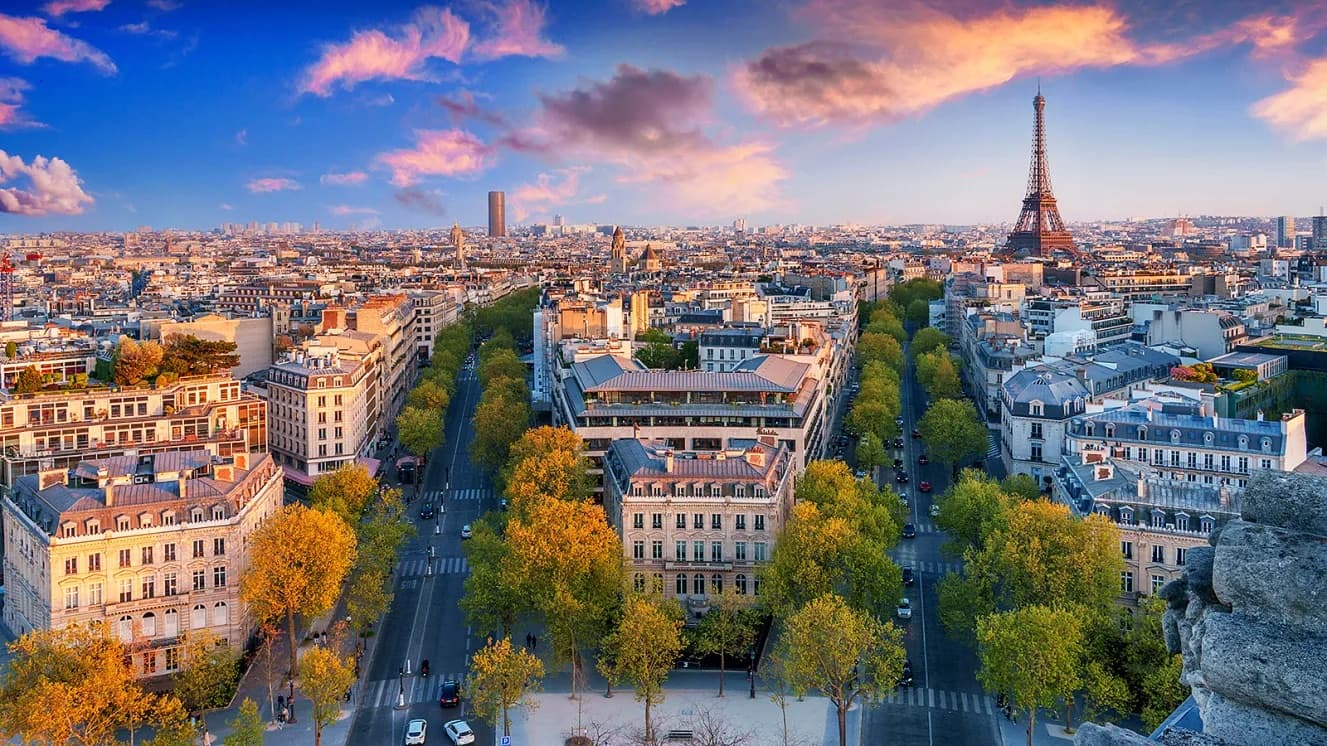 Vue de Paris et de ses avenues arborées, avec la tour Eiffel au loin