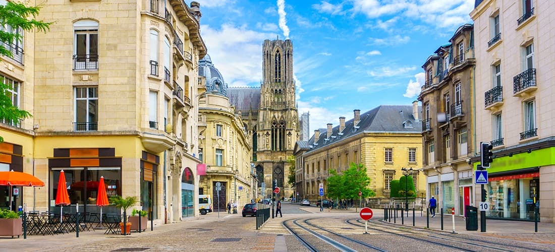 Une rue du centre de Reims qui mène à la cathédrale