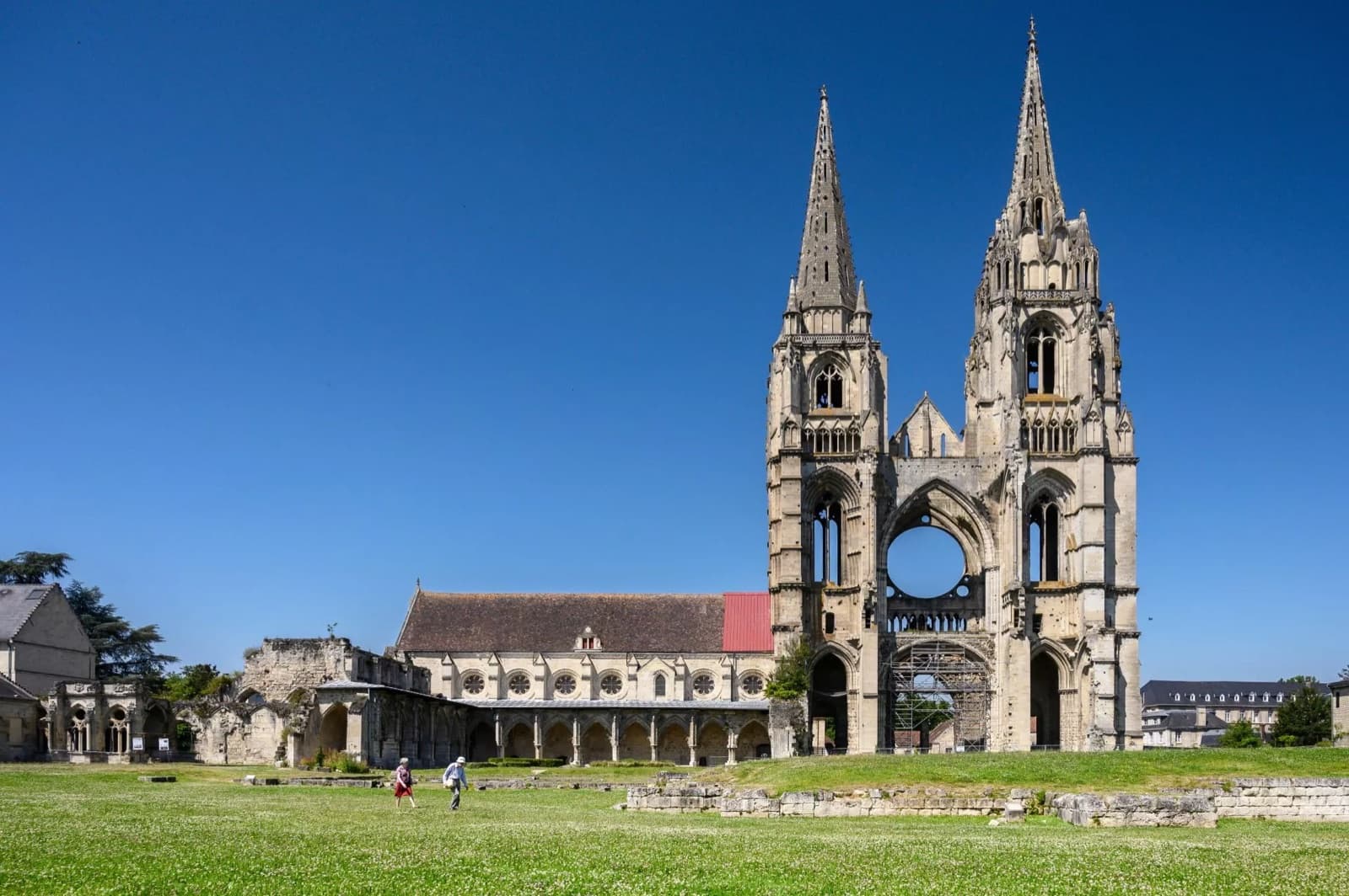 Les ruines de l'abbaye Saint-Jean-des-Vignes à Soissons, sous un ciel bleu